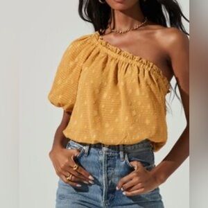 Astr The Label Jacquard One-Shoulder Bubble Hem Blouse in Mustard. NWOT